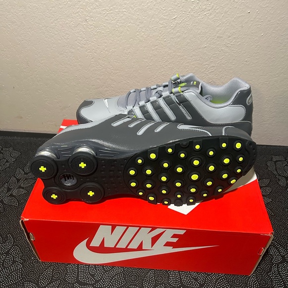 Nike Men's Gray and Silver Shox new in box 12m - Picture 3 of 3